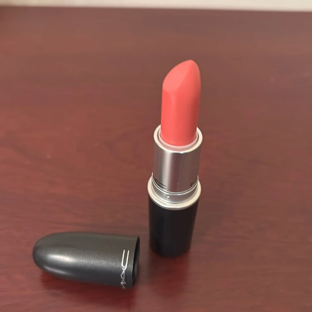 MAC Runway Hit Retro Matte Lipstick light nude matte